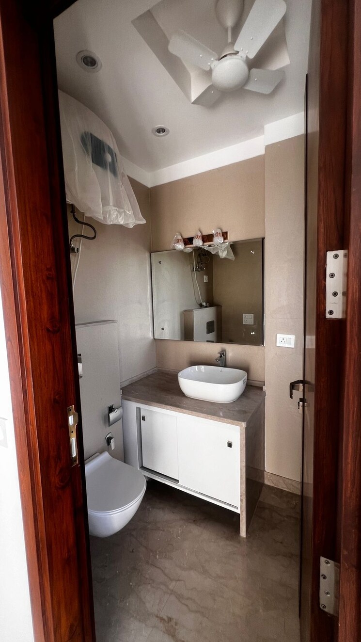 Bathroom, defence colony 3 Bedroom 1953 Sq.Ft. Builder Floor In Defence Colony Delhi 7872474
