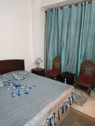 Room in 2 BHK Apartment at Sarvapriya Vihar – for Rent