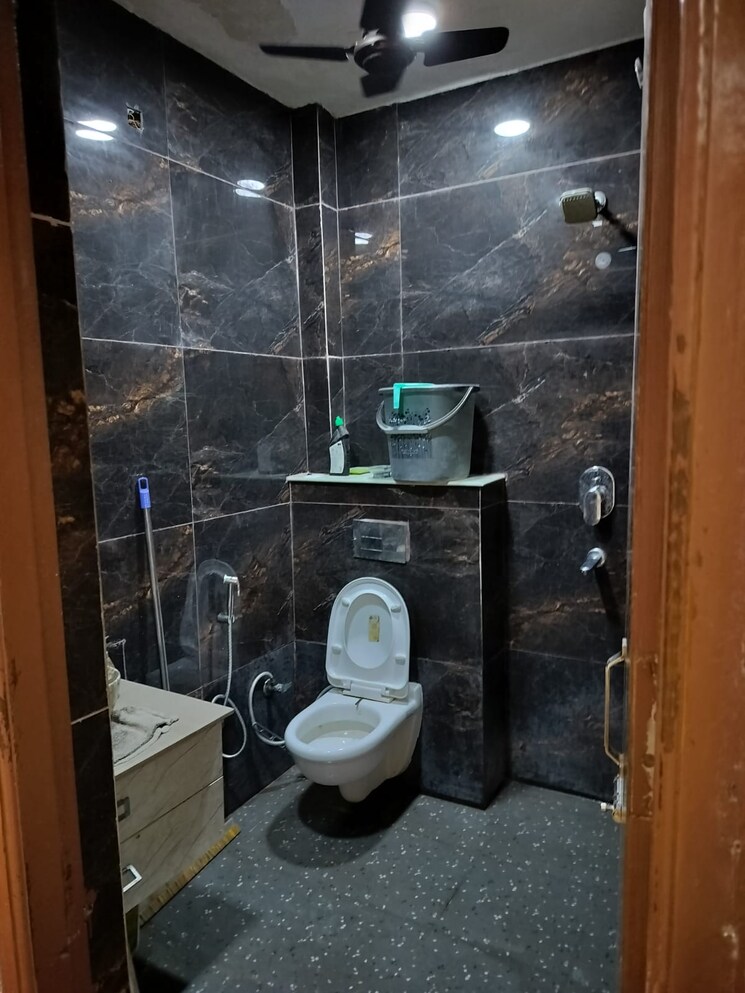 Bathroom, saya-gold-avenue 3 Bedroom 954 Sq.Ft. Apartment In Vaibhav Khand Ghaziabad 7873280