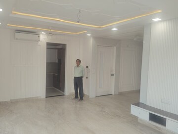 Building Lobby in 3 BHK Builder Floor at Sector 57 – for Sale