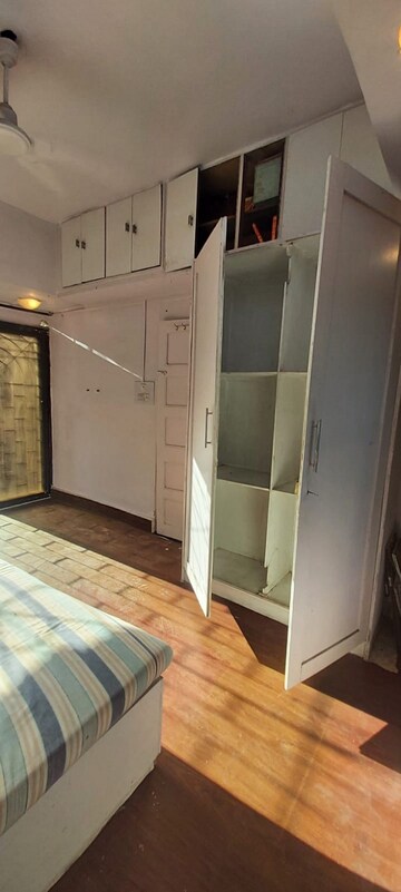 Room in 1 BHK Apartment at Bandra West – for Rent