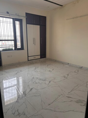 Room in 3 BHK Builder Floor at Builder Floor, Sector 28 – for Rent