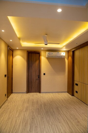 Bedroom in 3 BHK Builder Floor at Dlf Cyber City – for Sale