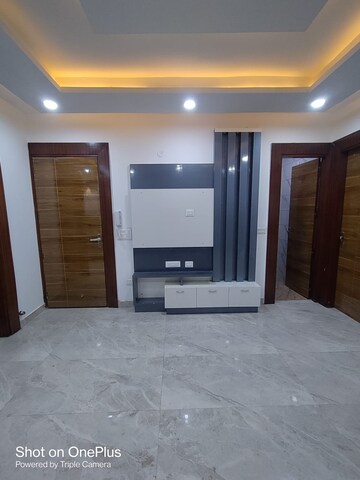 Room in 3 BHK Builder Floor at Dwarka Mor – for Rent