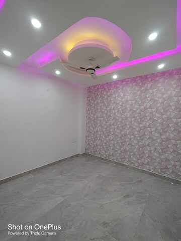 Room in 3 BHK Builder Floor at Dwarka Mor – for Rent