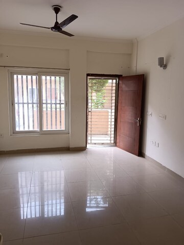Room in 3.5 BHK Apartment at Supertech Golf Country Villa, Sector 22d Yamuna Expressway – for Sale