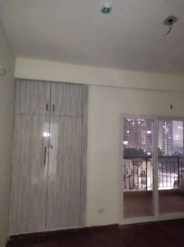 Room in 2 BHK Apartment at Amrapali Golf Homes, Sector 4, Greater Noida – for Sale