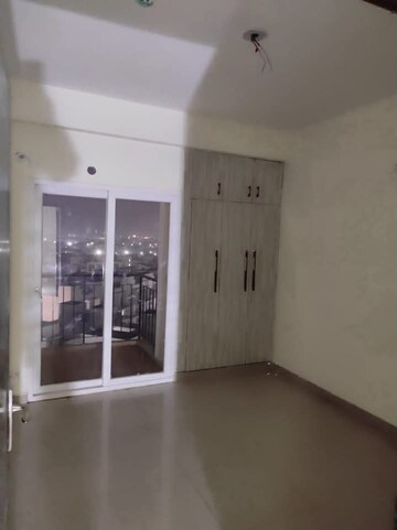 Room in 2 BHK Apartment at Amrapali Golf Homes, Sector 4, Greater Noida – for Sale
