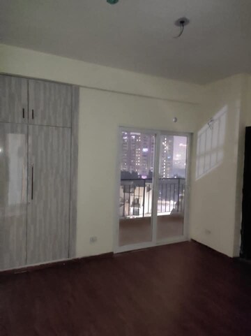 Room in 2 BHK Apartment at Amrapali Golf Homes, Sector 4, Greater Noida – for Sale