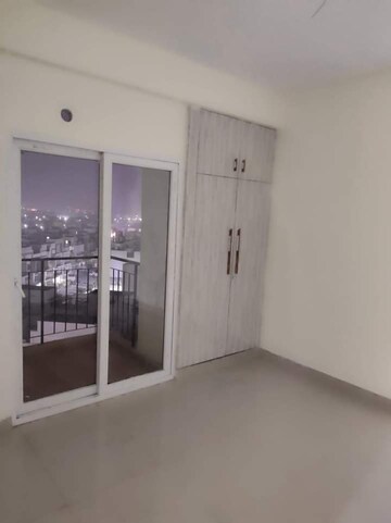 Room in 2 BHK Apartment at Amrapali Golf Homes, Sector 4, Greater Noida – for Sale