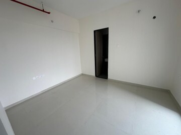 Room in 3 BHK Apartment at Wadhwa Elite, Kolshet Road – for Rent