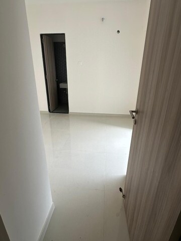 Room in 3 BHK Apartment at Wadhwa Elite, Kolshet Road – for Rent