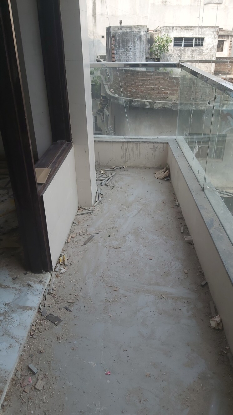 Balcony, pandav nagar 3.5 Bedroom 900 Sq.Ft. Builder Floor In Pandav Nagar Delhi 7875127