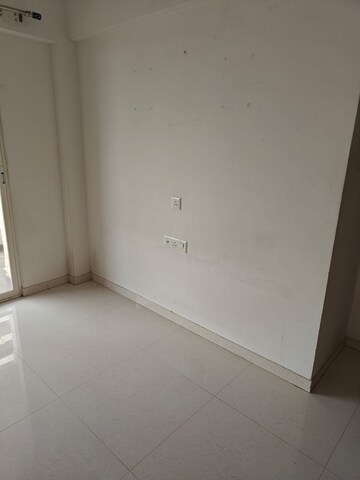 Room in 2 BHK Apartment at Puranik Abitante, Bavdhan – for Rent
