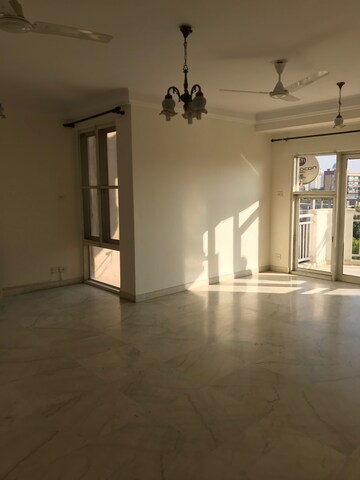 Furnished Amenities in 3 BHK Apartment at DLF Richmond Park, Sector 43 – for Rent
