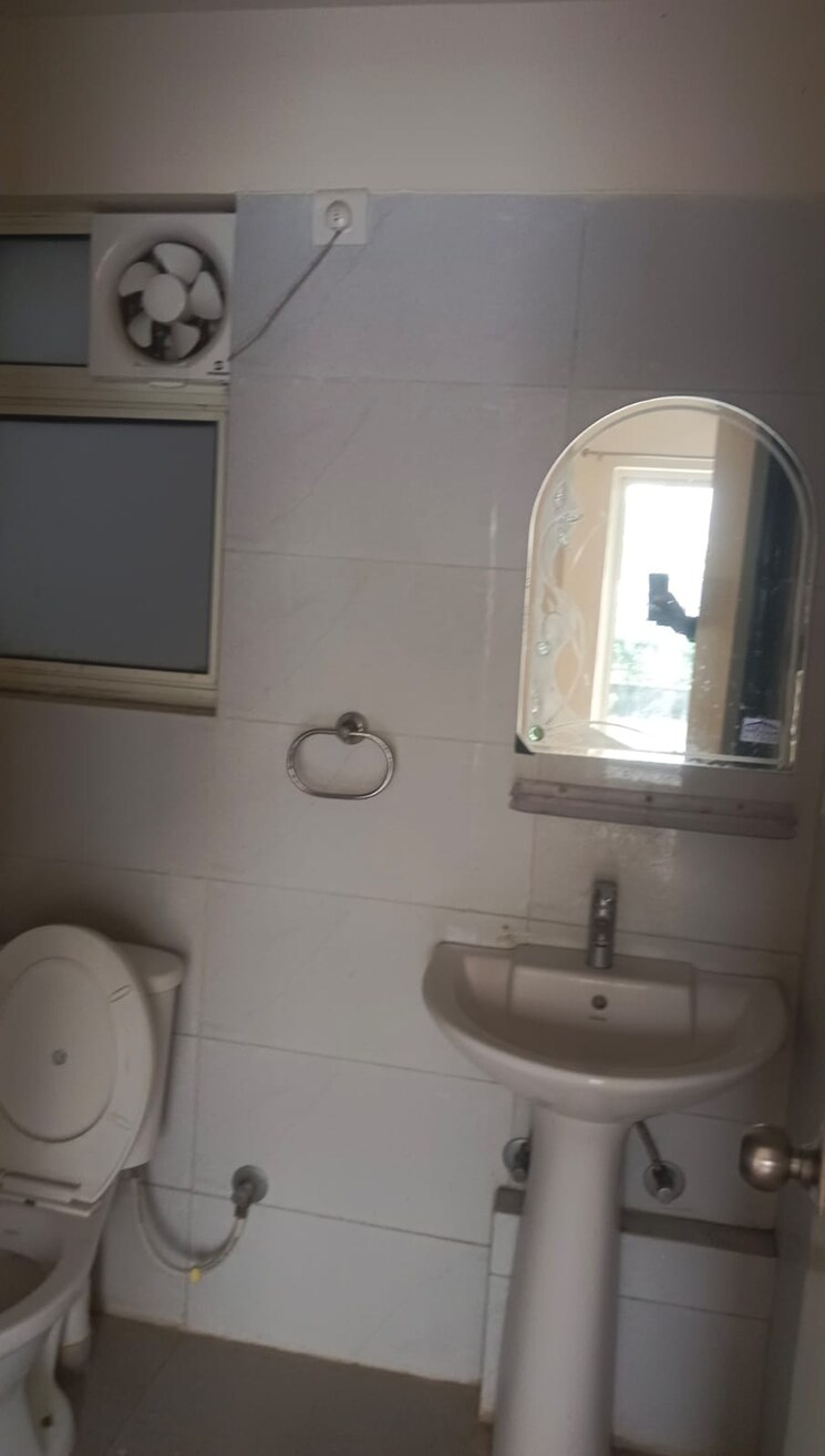 Bathroom, bptp-park-grandeura 3 Bedroom 1378 Sq.Ft. Apartment In Sector 82 Faridabad 7875424