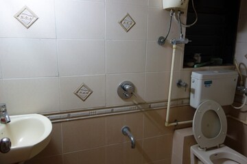 Bathroom in 1 BHK Apartment at Vile Parle East – for Rent
