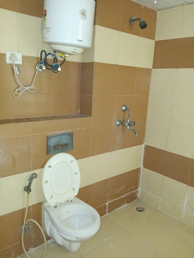 Bathroom, mahagun-mywoods-iii 3 Bedroom 1240 Sq.Ft. Apartment In Sector 16c Greater Noida Greater Noida 7876310