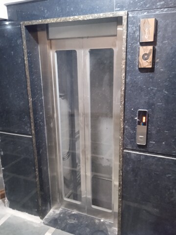 Building Lobby in 1 BHK Builder Floor at Mahavir Enclave 1 – for Sale
