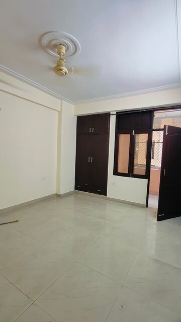 Room in 3 BHK Apartment at Amrapali Village ii, Nyay Khand – for Rent