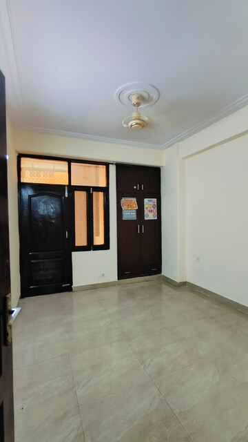 Room in 3 BHK Apartment at Amrapali Village ii, Nyay Khand – for Rent
