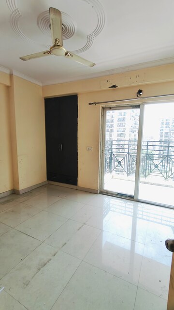 Room in 3 BHK Apartment at Amrapali Village ii, Nyay Khand – for Rent