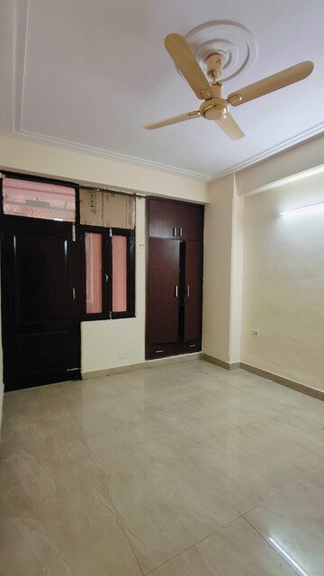 Room in 3 BHK Apartment at Amrapali Village ii, Nyay Khand – for Rent
