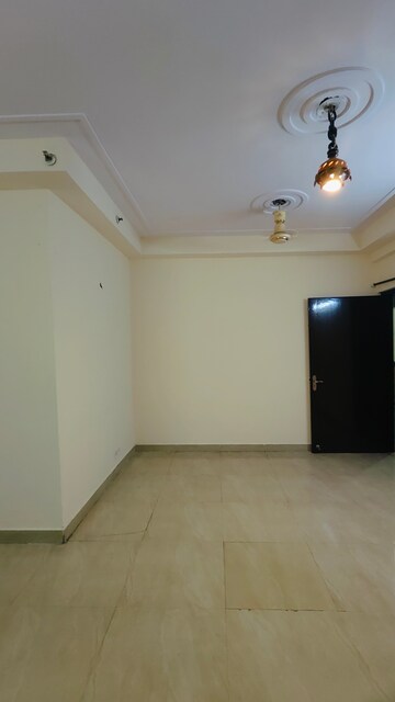 Room in 3 BHK Apartment at Amrapali Village ii, Nyay Khand – for Rent