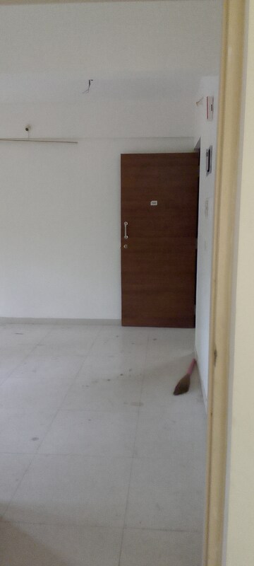 Room in 1.5 BHK Apartment at Green Heritage House, Andheri East – for Sale