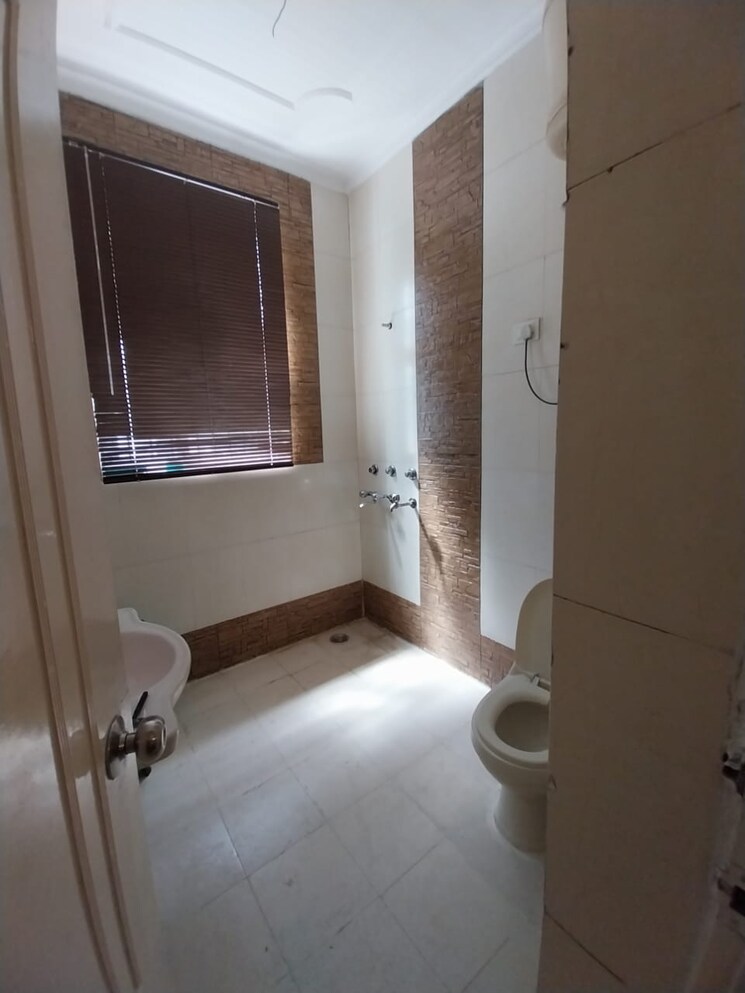 Bathroom, ansal-plaza-sector-23 4 Bedroom 161 Sq.Yd. Builder Floor In Sector 23 Gurgaon 7877372