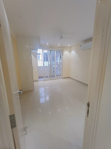 Room in 3.5 BHK Apartment at Emaar Emerald Floors, Sector 65 – for Rent
