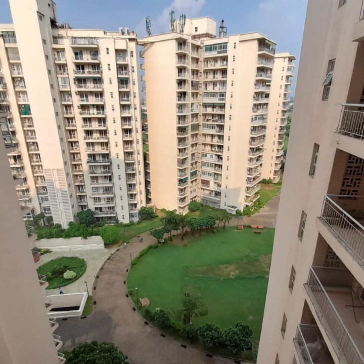 3.5 BHK + Servant Room Apartment For Rent in Shree Vardhman Victoria