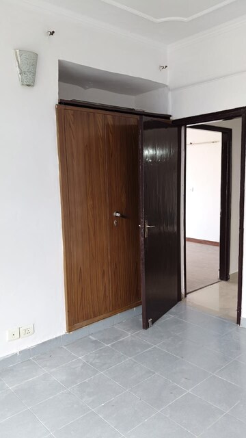 Room in 2 BHK Apartment at Cosmos Executive, Sector 3 – for Rent