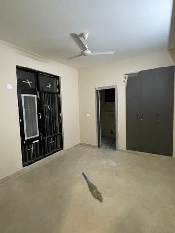 Room in 2 BHK Apartment at Cosmos Executive, Sector 3 – for Rent
