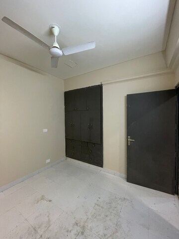 Room in 2 BHK Apartment at Cosmos Executive, Sector 3 – for Rent