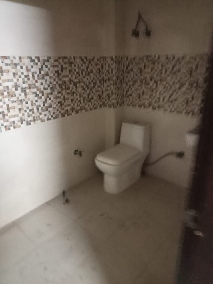 Bathroom, niti khand 3 Bedroom 1200 Sq.Ft. Builder Floor In Niti Khand Ghaziabad 7877771
