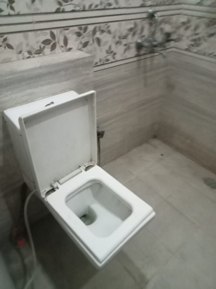 Bathroom, niti khand 3 Bedroom 1200 Sq.Ft. Builder Floor In Niti Khand Ghaziabad 7877771