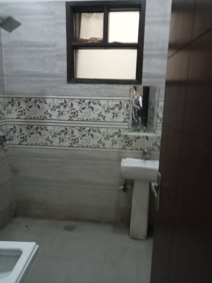 Bathroom, niti khand 3 Bedroom 1200 Sq.Ft. Builder Floor In Niti Khand Ghaziabad 7877771