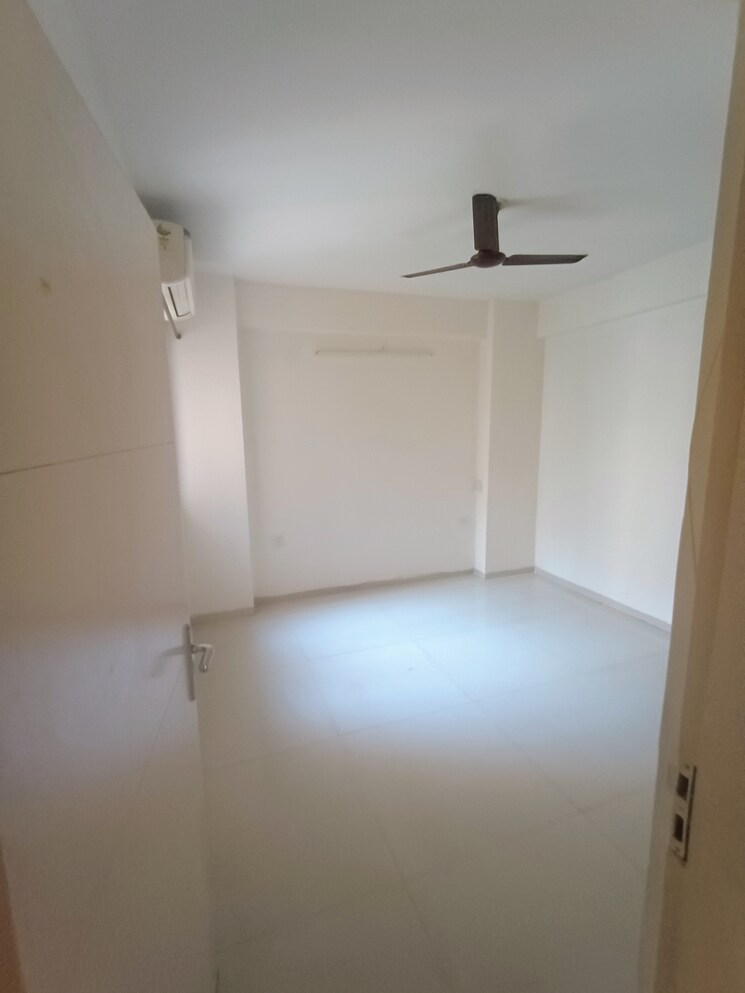 Room, tulip-violet 3 Bedroom 1600 Sq.Ft. Apartment In Sector 69 Gurgaon 7877821