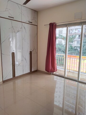 Room in 3 BHK Apartment at Indiabulls Greens, New Panvel – for Rent