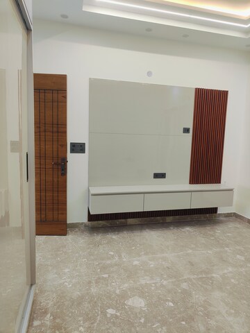 Room in 3 BHK Builder Floor at Rajouri Garden – for Rent