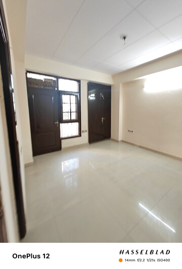 Room in 3 BHK Apartment at Express Garden, Vaibhav Khand – for Rent