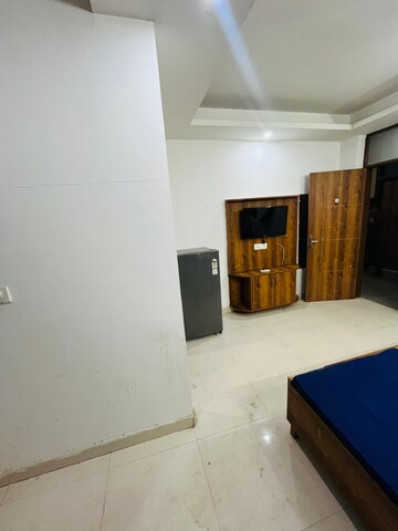 Room in 1 RK Apartment at DLF Pink Town House, Dlf City Phase 3 – for Rent