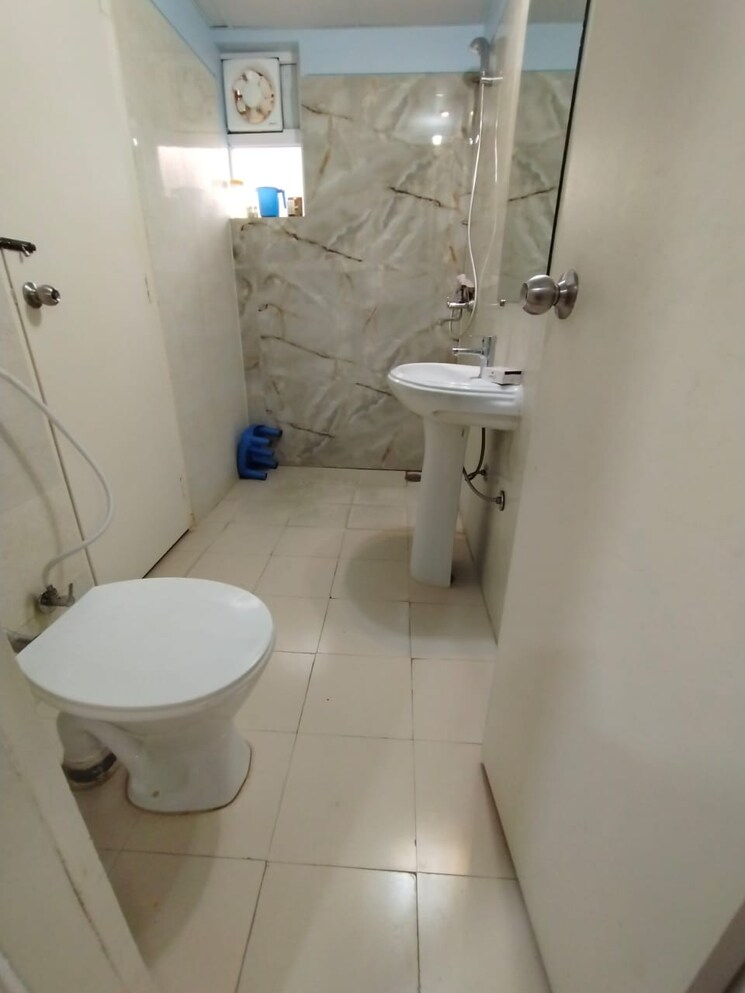 Bathroom, gaur-city-2-14th-avenue 3 Bedroom 1175 Sq.Ft. Apartment In Sector 16c Greater Noida Greater Noida 7879606