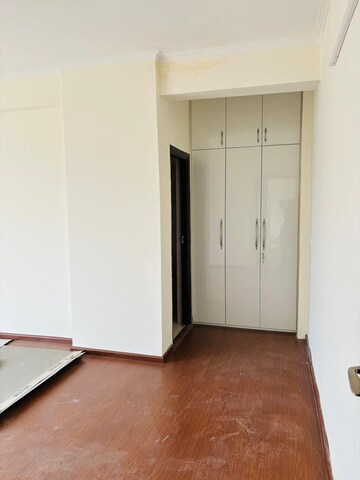 Room in 3.5 BHK Apartment at Amrapali Centurian Park, Tech Zone 4 Greater Noida – for Sale