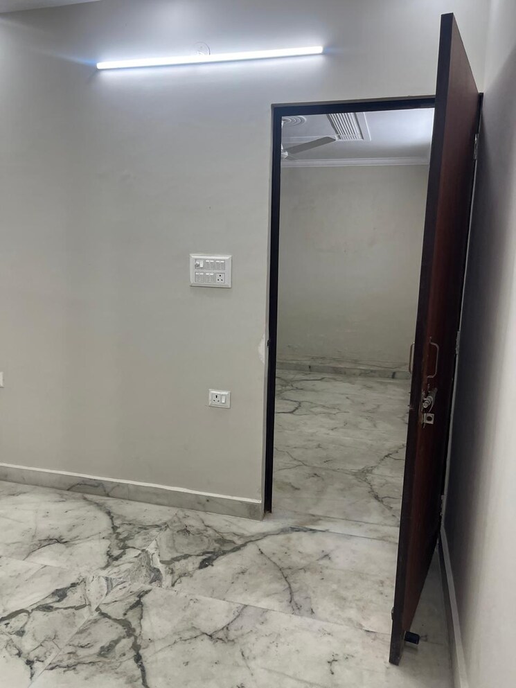 Room, sector 14 dwarka 3 Bedroom 120 Sq.Yd. Apartment In Sector 14 Dwarka Delhi 7880129