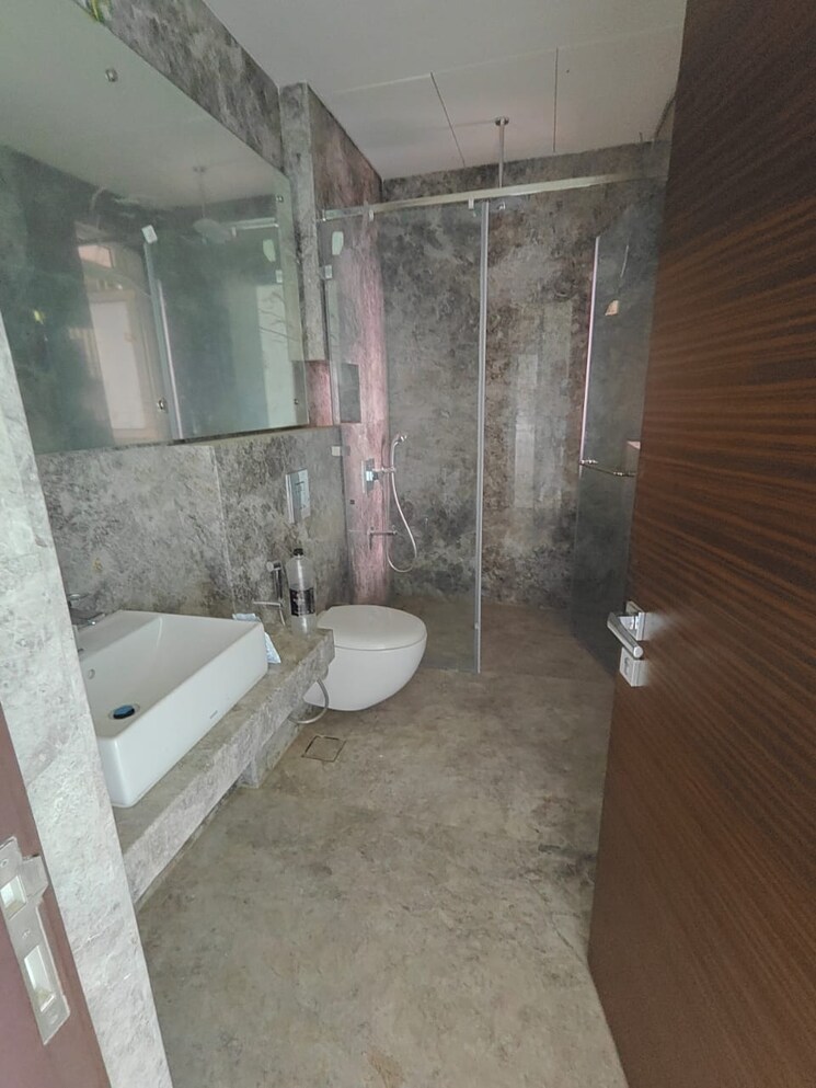 Bathroom, raheja-imperia 3 Bedroom 1550 Sq.Ft. Apartment In Worli Mumbai 7880059