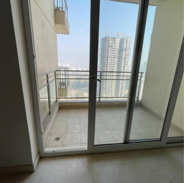 Room in 3 BHK Apartment at DLF The Primus, Sector 82a – for Rent