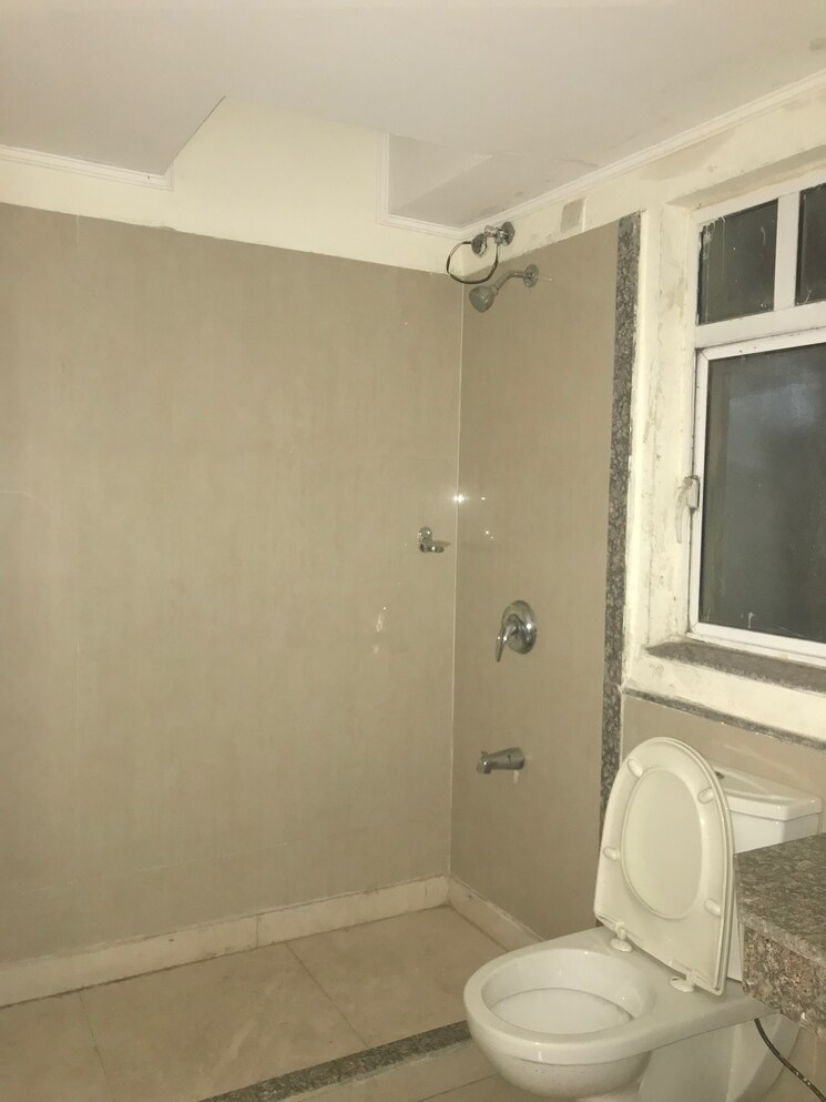 Bathroom, dlf-the-summit 4 Bedroom 3400 Sq.Ft. Apartment In Dlf Phase V Gurgaon 7880068