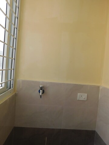 Room in 2 BHK Builder Floor at Kondapur – for Rent